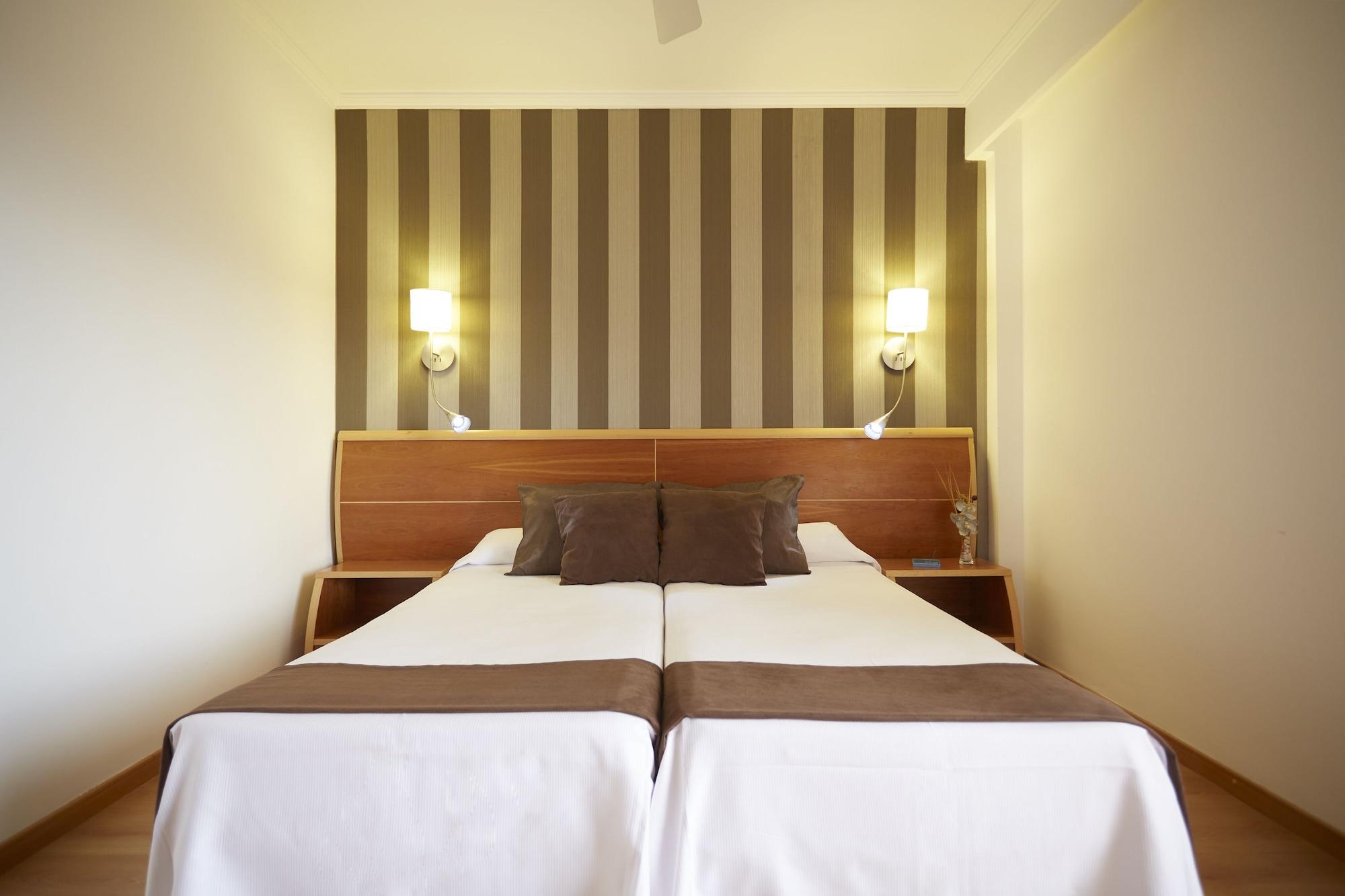 Invisa Hotel La Cala (Adults Only) Santa Eularia des Riu Bagian luar foto