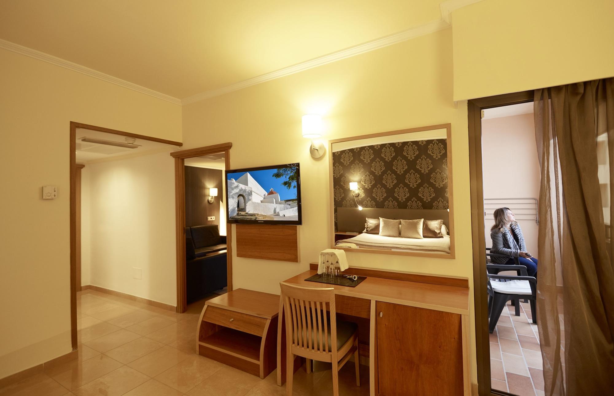 Invisa Hotel La Cala (Adults Only) Santa Eularia des Riu Bagian luar foto