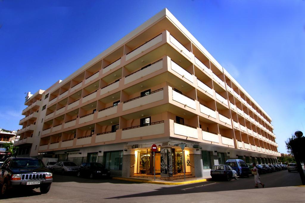 Invisa Hotel La Cala (Adults Only) Santa Eularia des Riu Bagian luar foto