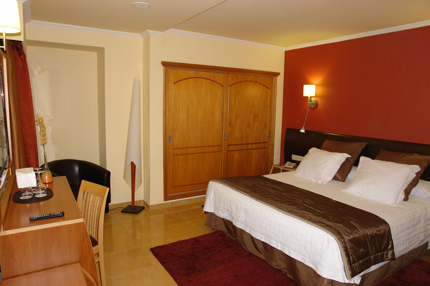 Invisa Hotel La Cala (Adults Only) Santa Eularia des Riu Bagian luar foto
